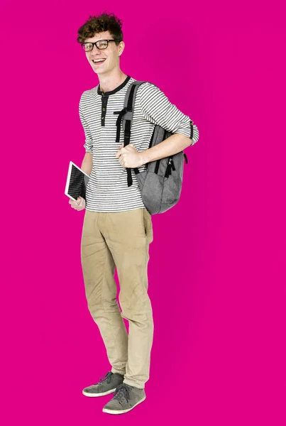 Homem de pé com mochila e tablet — Fotografia de Stock