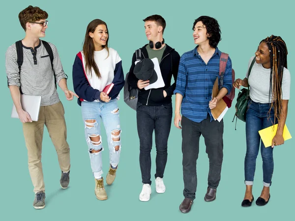 Estudantes de escola caminhando com sacos — Fotografia de Stock