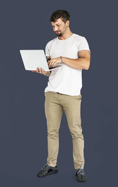Bonito homem usando laptop — Fotografia de Stock