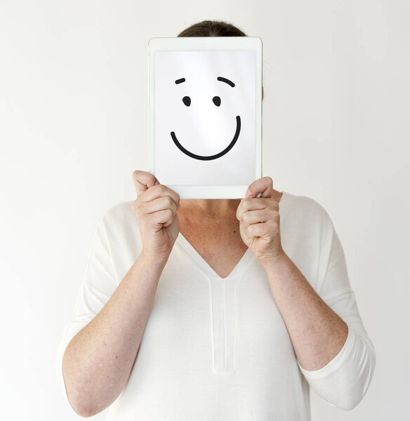 Женщина покрывает лицо
