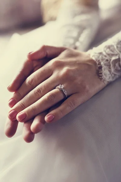 Novia Mostrando anillo de boda — Foto de Stock