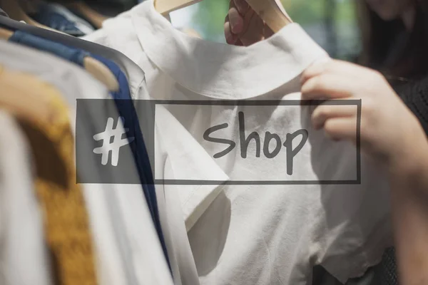Лицо, выбирающее одежду в магазине — стоковое фото