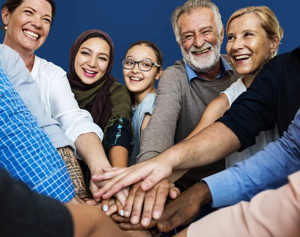 Persone che fanno pila di mani — Foto Stock