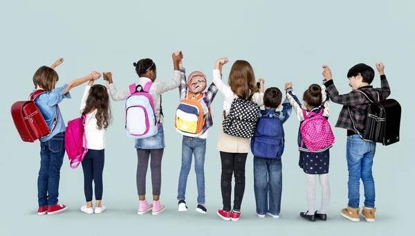 School children with backpacks — Stockfoto