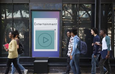 çok ırklı öğrenciler sokakta yürüme