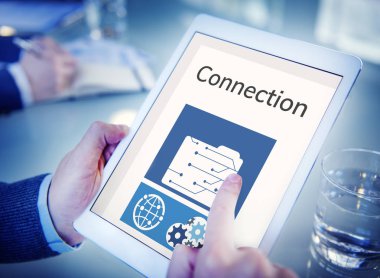 Dijital tablet kullanan işadamı