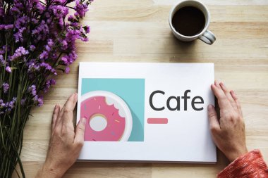  Afiş üzerinde çalışan eller 