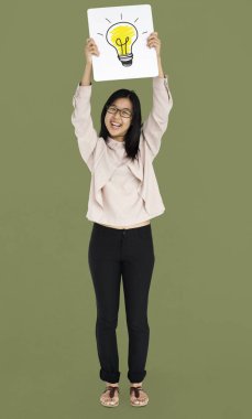 gülümseyen ve afişini tutan kız