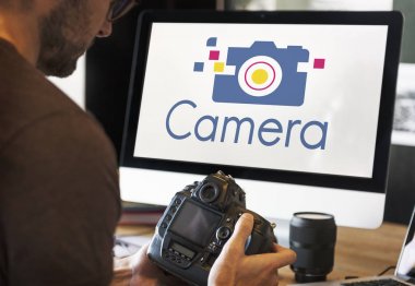 kamera monitör ekran önünde tutan adam