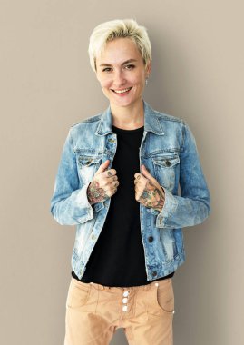 kısa sarı saçlı kadın