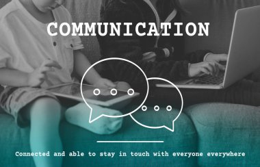 kız ve erkek kardeş dijital cihazlar kullanarak