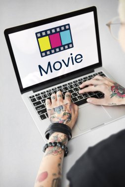 Dövmeli kadın el laptop
