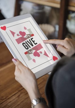 Dijital tablet kullanan kişi