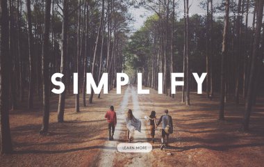 Dört genç insanların ormanda yürüyüş