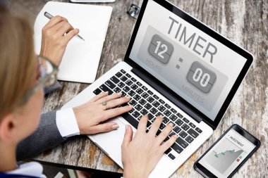 Dizüstü bilgisayar kullanan iş adamları