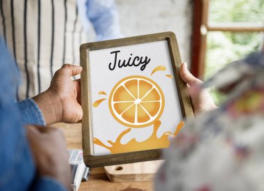 İnsanlar tutar tabela