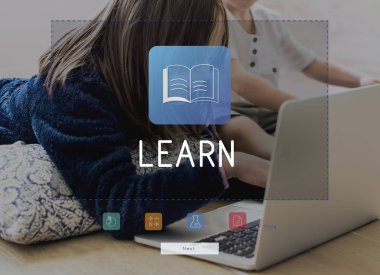 Dizüstü bilgisayar kullanan küçük kız