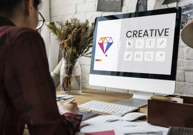 Atölyede çalışan tasarımcı