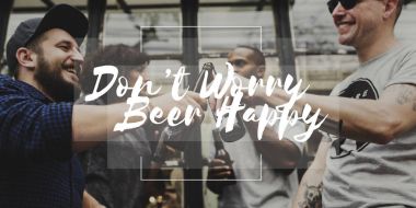 Arkadaşlar birlikte bira içmek