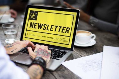 Dizüstü bilgisayarda çalışan kadın