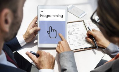 Dijital tablet kullanarak iş adamları 