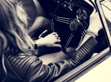 Kadın araba kullanıyor. 