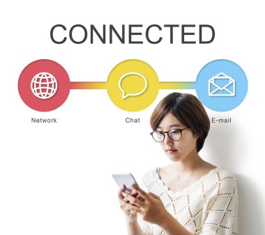 Akıllı telefon kullanan kadın