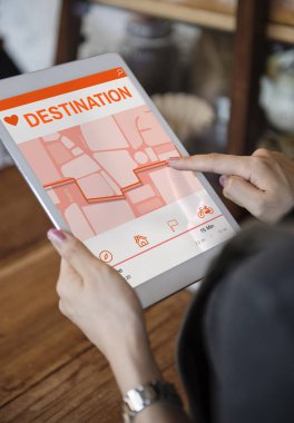 Dijital tablet kullanan kişi