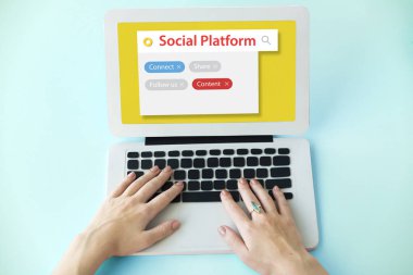 Dizüstü bilgisayarda yazan kadın klavyesi