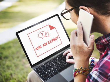 adam açık havada dizüstü klavyede yazarak