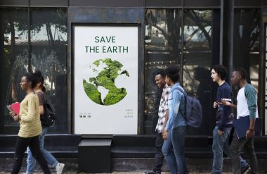 çok ırklı öğrenciler sokakta yürüme