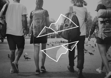 sırt çantaları yolda turistlerle