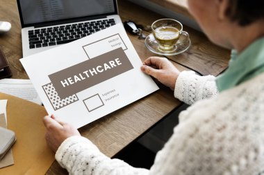 kadın okuma bilgi kağıt üzerinde