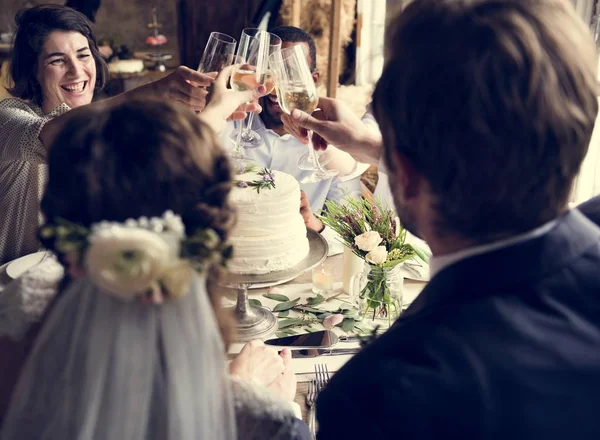 As pessoas celebram o casamento à mesa — Fotografia de Stock