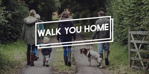 Gran familia paseando con perro —  Fotos de Stock