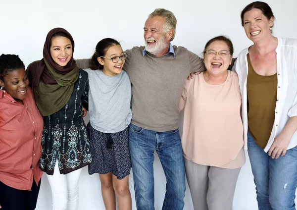 Menschen kuscheln und lächeln zusammen — Stockfoto