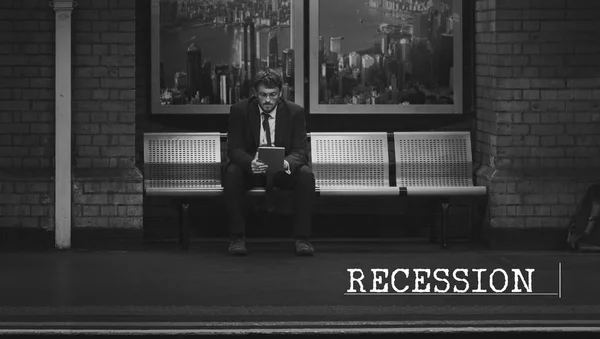 Uomo d'affari seduto sulla stazione degli autobus — Foto Stock