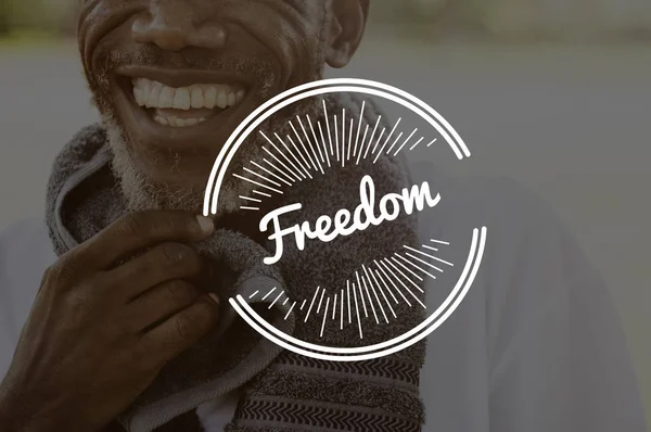 Sorridente uomo anziano nero con barba — Foto Stock
