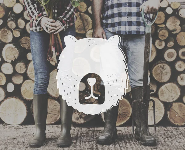 Boeren in jeans en laarzen met brandhout — Stockfoto