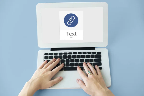 Mujer escribiendo en el teclado del ordenador portátil —  Fotos de Stock