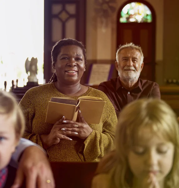 Gente rezando en la iglesia — Foto de Stock