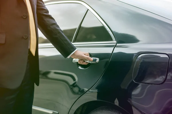 Homem que abre a porta do carro — Fotografia de Stock