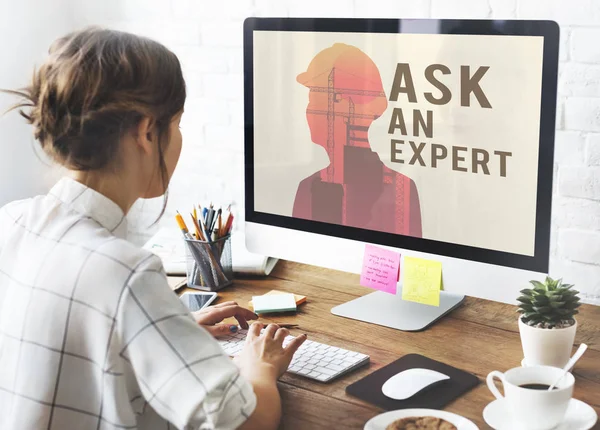 Femme travaillant avec ordinateur au bureau — Photo