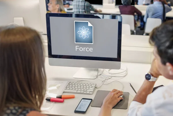 Hombre y mujer mirando la pantalla del monitor — Foto de Stock