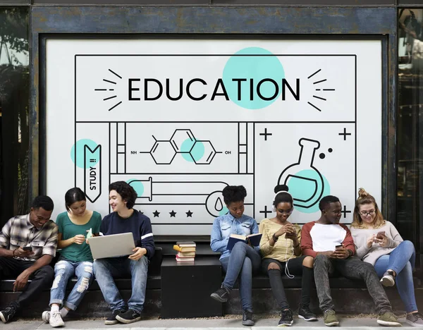 Estudantes multiétnicos sentados na rua — Fotografia de Stock