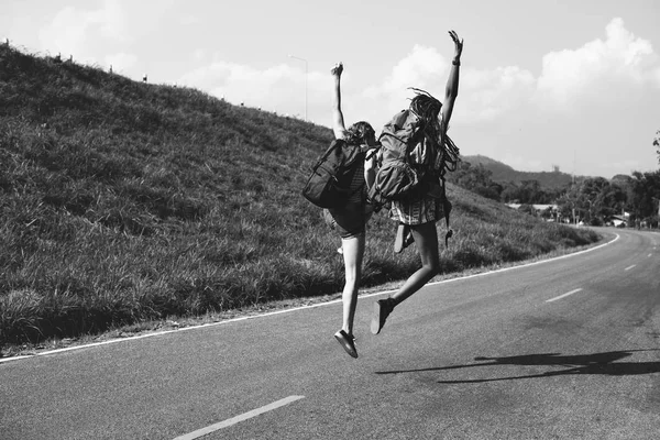 Donne che saltano per strada — Foto Stock