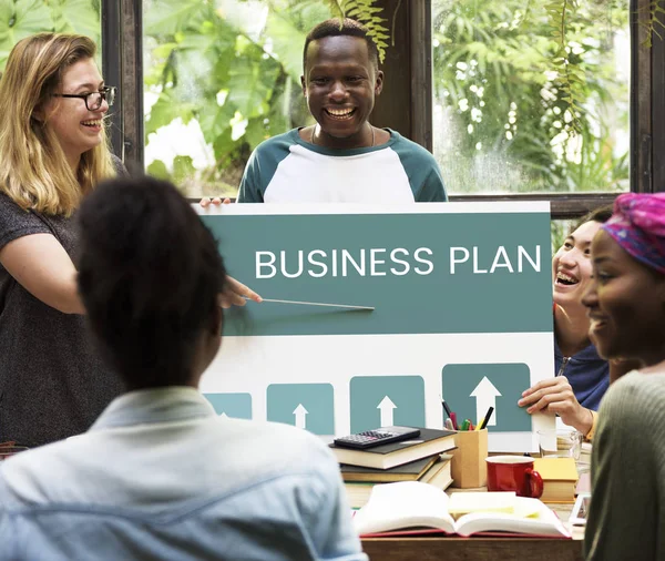 Studenti che studiano insieme — Foto Stock