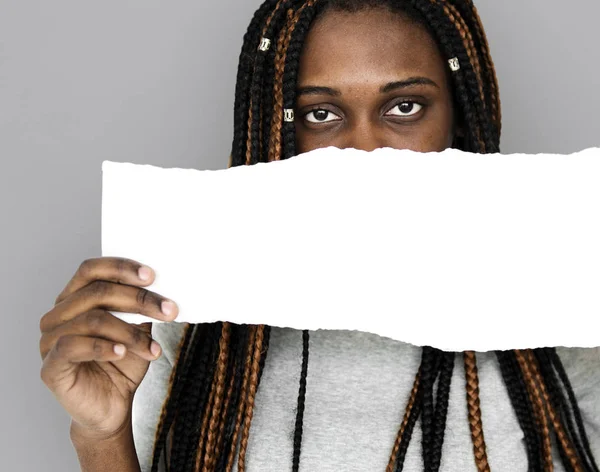 Κοπέλα που κρατά ένα λευκό χαρτί — Φωτογραφία Αρχείου