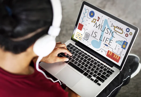 Hombre escribiendo en el teclado portátil — Foto de Stock