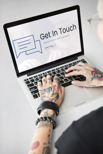 Tangan wanita bertato pada laptop — Stok Foto